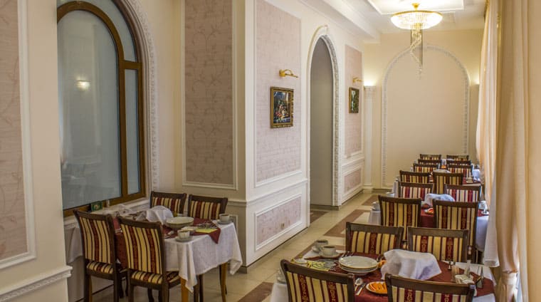 Отдельная зона обеденного зала столовой для гостей номеров Люкс санатория Сеченова Ессентуков