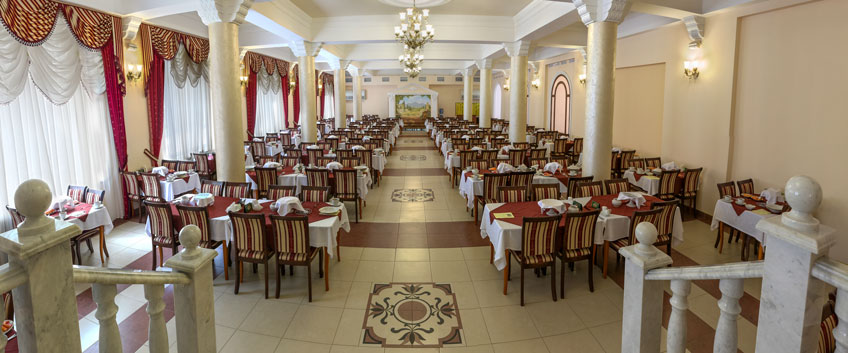 Обеденный зал столовой санатория Сеченова в Ессентуках