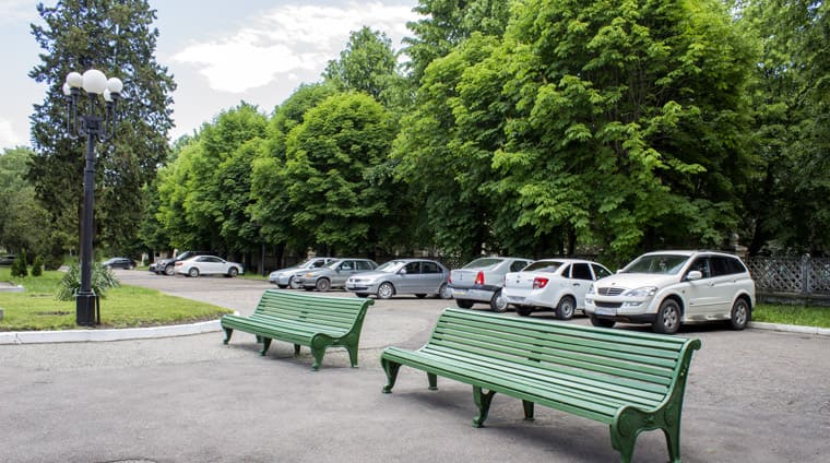 Парковка на территории санатория Сеченова. Ессентуки