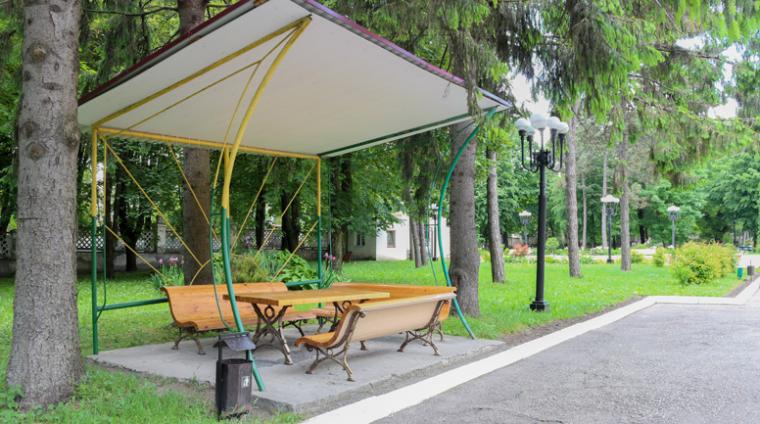 Беседка для отдыха на территории санатория Сеченова в Ессентуках