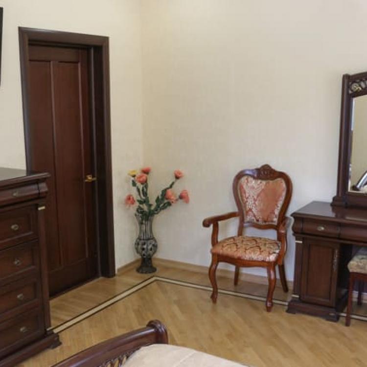 Интерьер спальни в 2 местном 3 комнатном Люксе №101 санатория Сеченова в Ессентуках