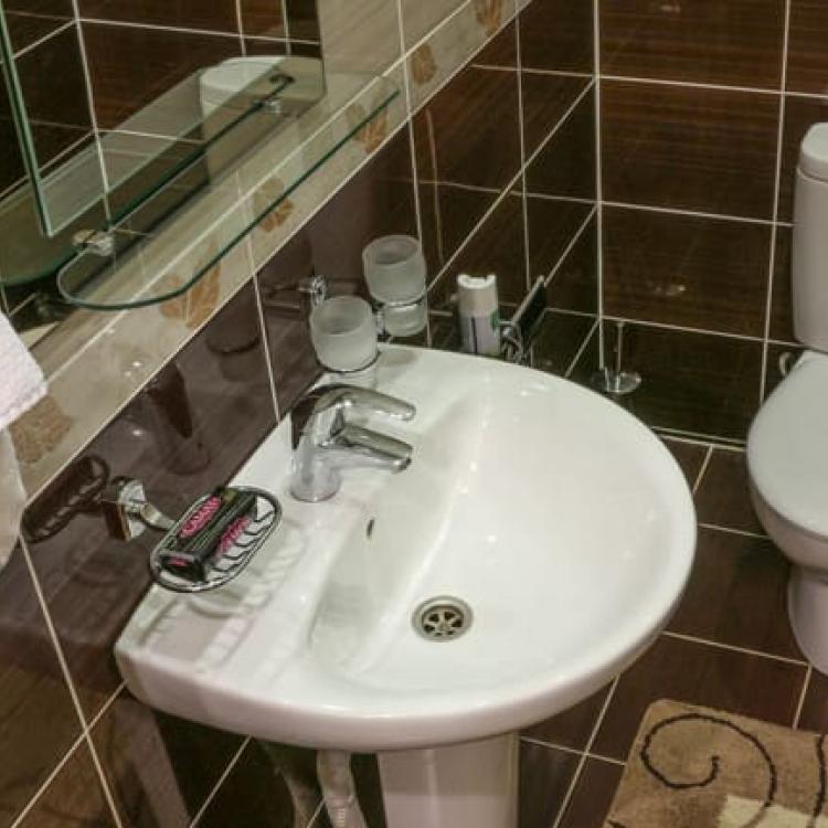 Оснащение ванной комнаты в 2 местном 3 комнатном Люксе №101 санатория Сеченова. Ессентуки