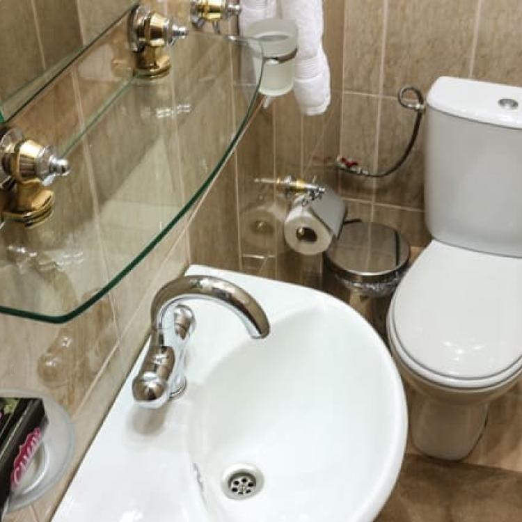 Оснащение ванной комнаты 2 местного 3 комнатного Люкса № 403 санатория Сеченова в Ессентуках
