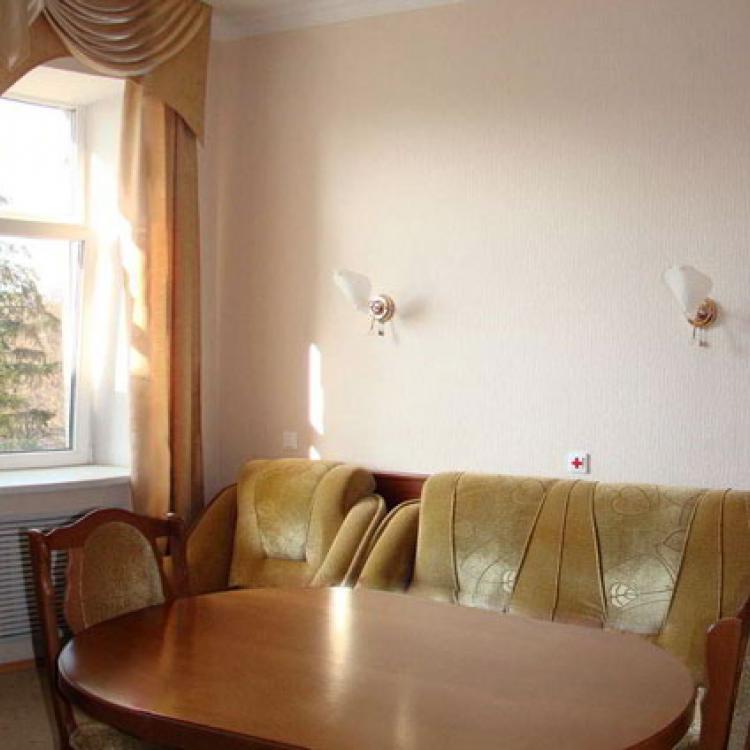 Гостиная в 2 местном 2 комнатном Люксе № 119, 121 санатория Сеченова в Ессентуках