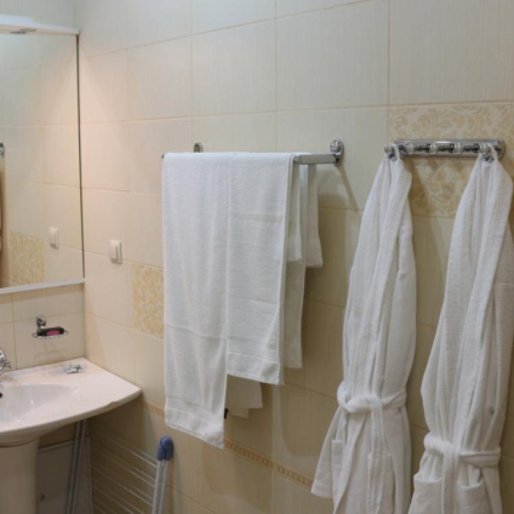 Ванная комната 2 местного 2 комнатного Люкса № 423 санатория Сеченова в Ессентуках