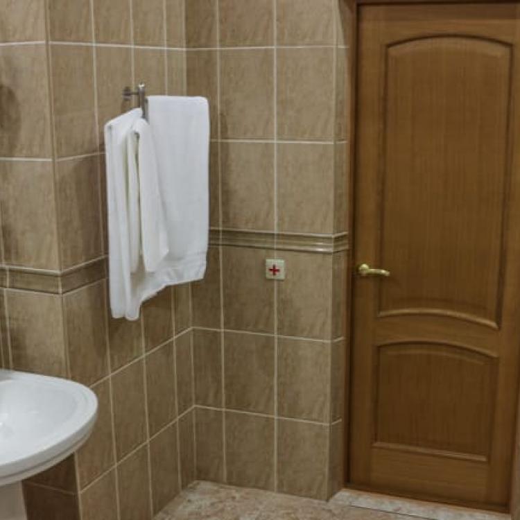 Оснащение ванной комнаты 2 местного 2 комнатного Люкса № 203, 303 санатория Сеченова в Ессентуках