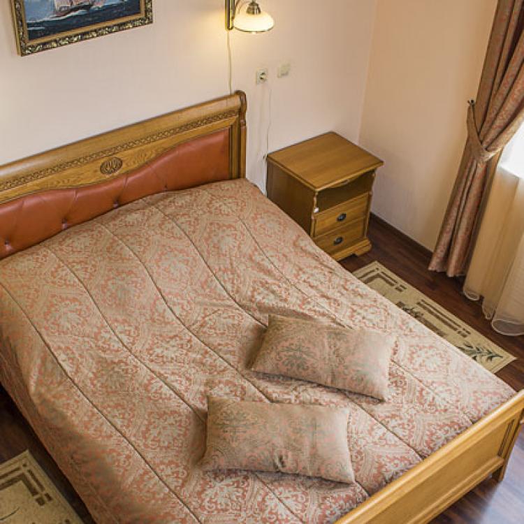 Спальня 2 местного 2 комнатного Люкса № 423 санатория Сеченова в Ессентуках