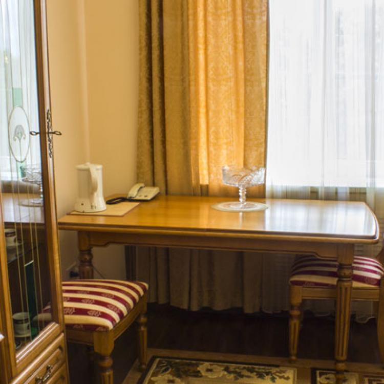 Интерьер гостиной и в 2 местном 2 комнатном Люксе № 421 санатория Сеченова. Ессентуки