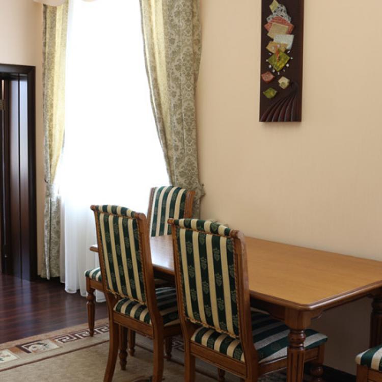 Интерьер гостиной и в 2 местном 2 комнатном Люксе № 423 санатория Сеченова. Ессентуки