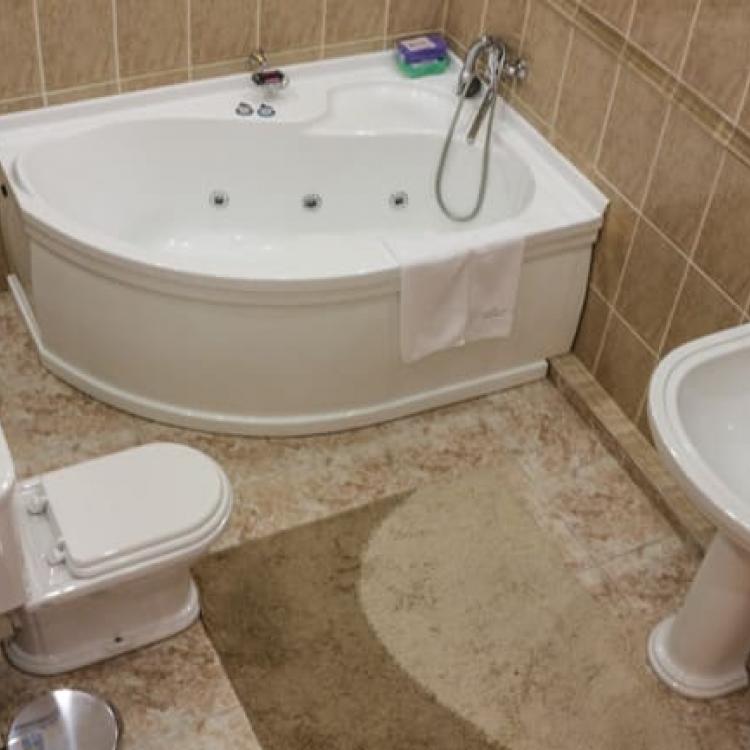 Ванная комната в 2 местном 2 комнатном Люксе № 203, 303 санатория Сеченова в Ессентуках